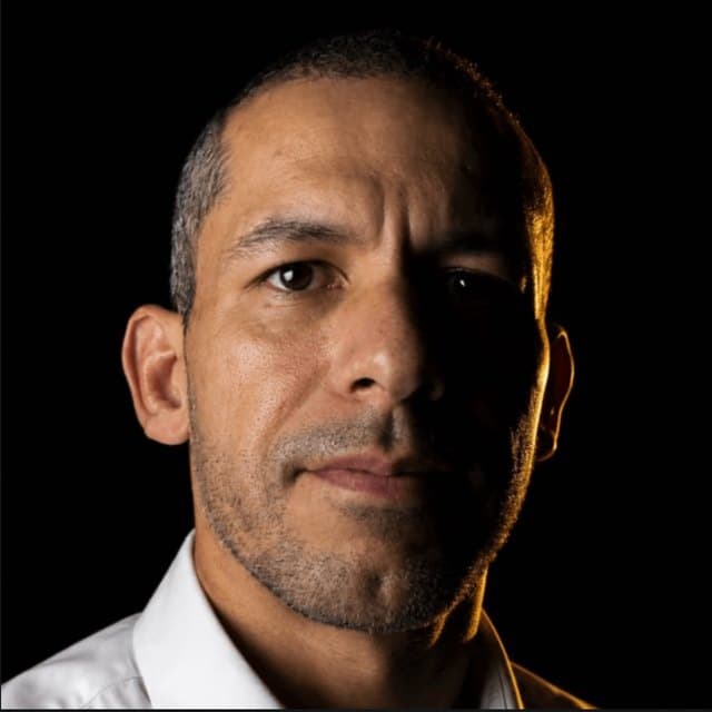 Retrato de Felipe Fogaça, olhando para a câmera, com luz lateral quente